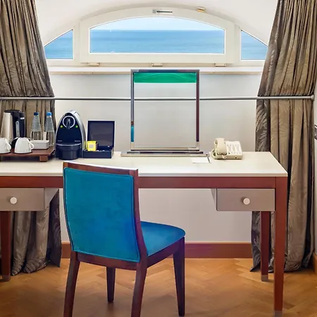 Hotel Sofitel Grand Sopot Esterno foto A work desk in a hotel room
